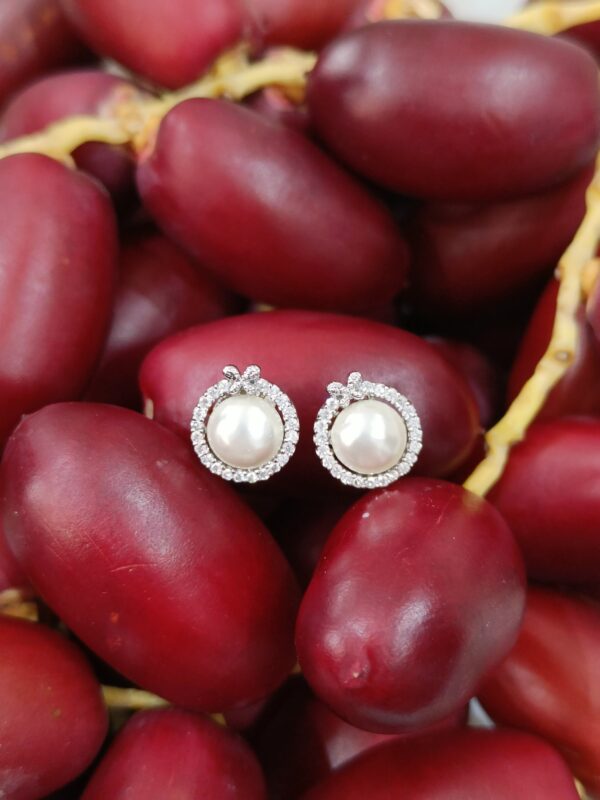 Pearl With Bow Tiny Stud