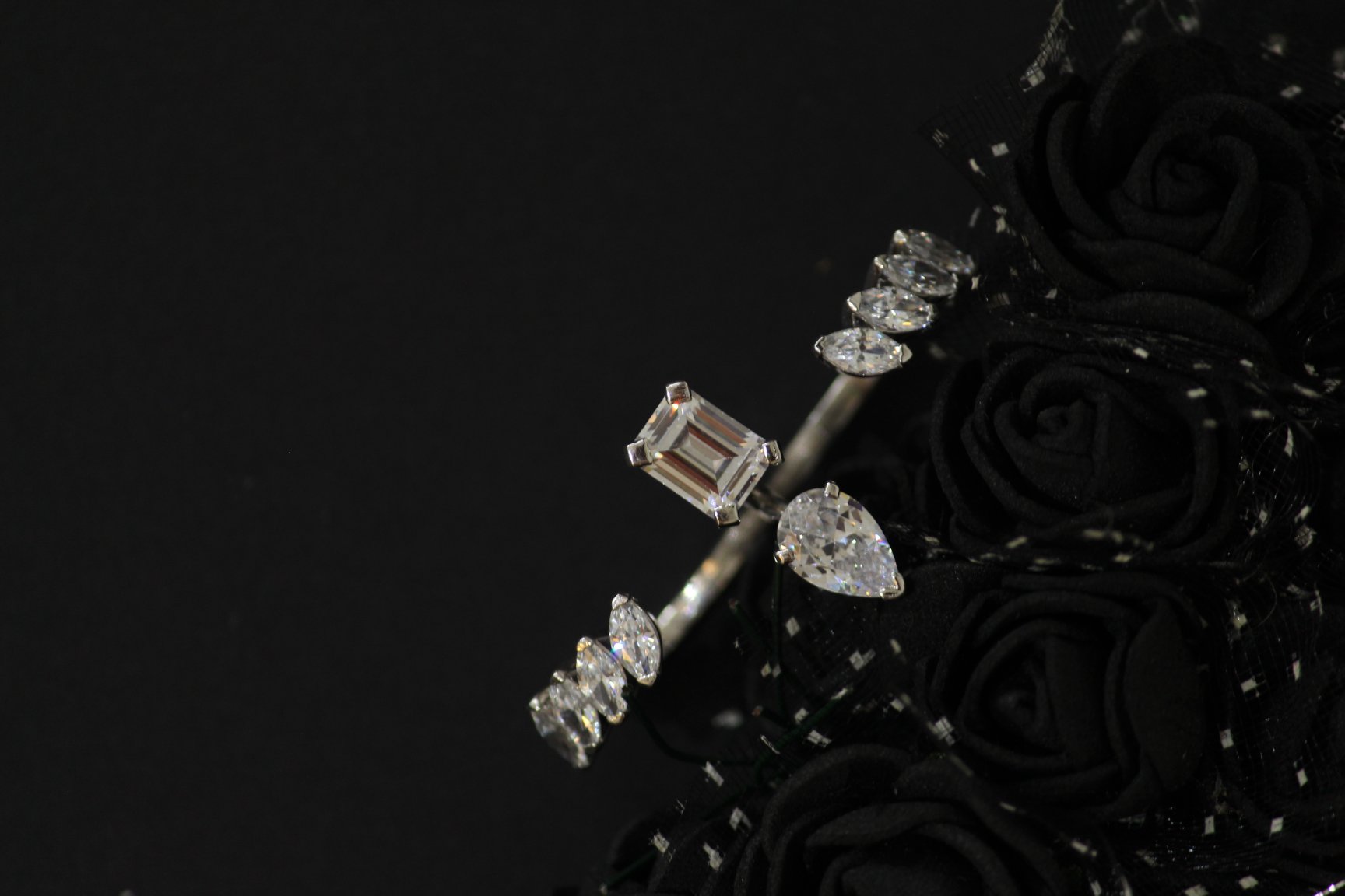 Two Finger Drop & Emerald Stone Ring